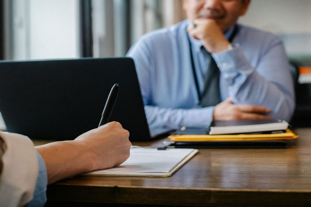 Dos personas en una entrevista de trabajo