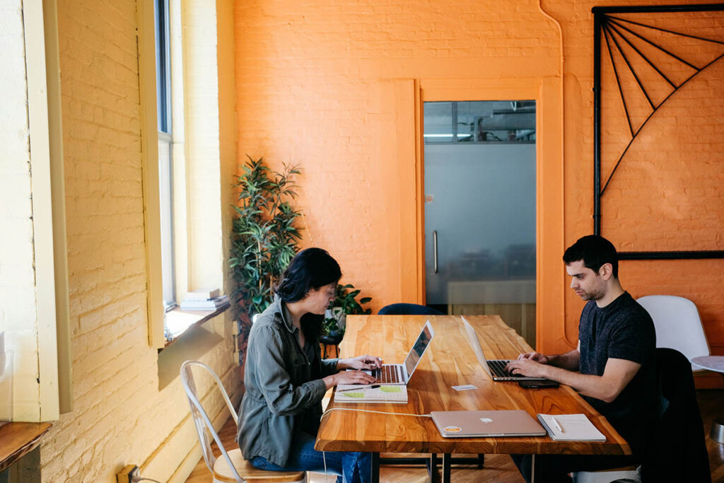 Hombre y mujer teletrabajando