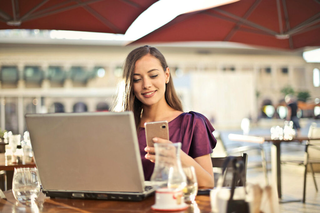 Mujer teletrabajando
