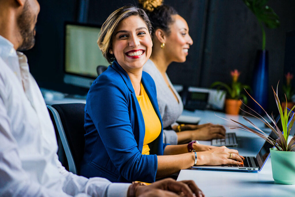 Dos mujeres y un hombre trabajando juntos