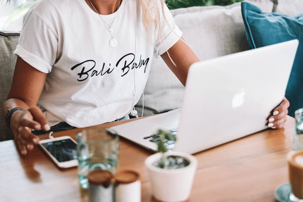 Mujer con ordenador con camiseta de Bali