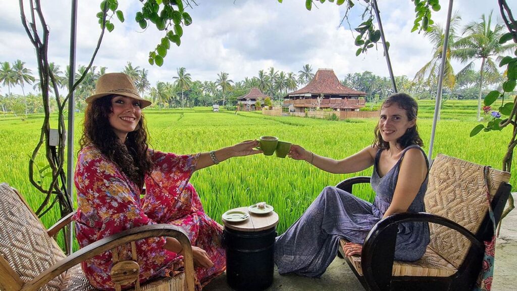 Dos mujeres tomando café entre los arrozales de Bali