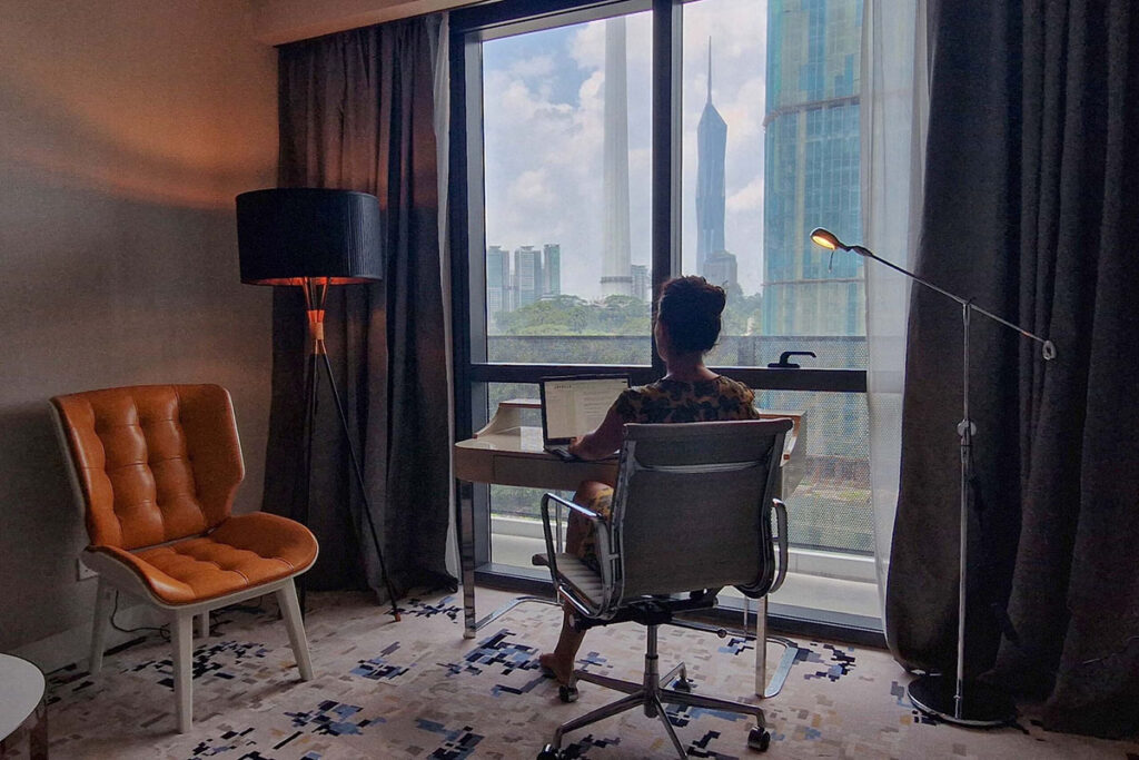 Mujer con ordenador en una habitación en Kuala Lumpur
