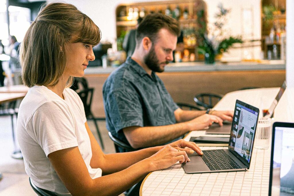 Mujer y hombre trabajando en un café