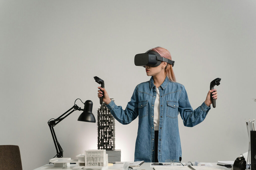 mujer con gafas de inteligencia artificial