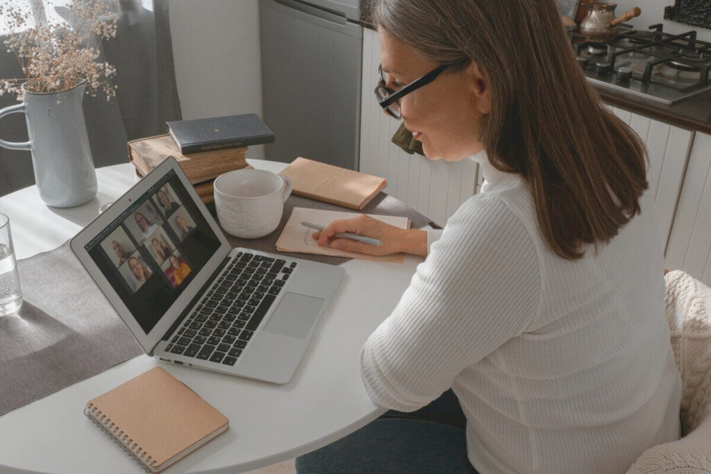 Mujer haciendo una reunión online