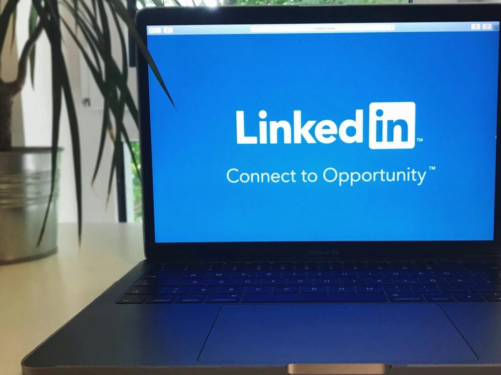 Pantalla de un portátil mostrando el logo de LinkedIn con el lema "Connect to Opportunity".