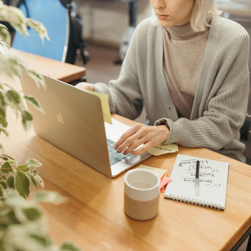 Mujer trabajando con laptop